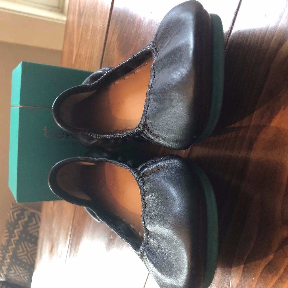 Size 8 tieks, like new condition